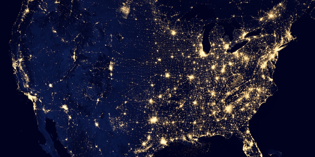 OD真人平台界面视觉展示 - 一个充满科幻感的用户主界面，左侧是导航，中央是直播流，右侧是互动面板，整体色调为深空蓝与霓虹紫